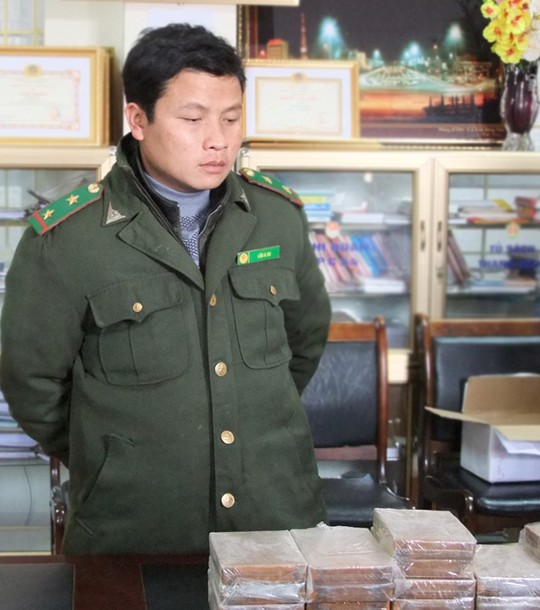 Lào[-]Cai:[-]Bắt[-]kiểm[-]lâm[-]viên[-]vận[-]chuyển[-]30[-]bánh[-]heroin